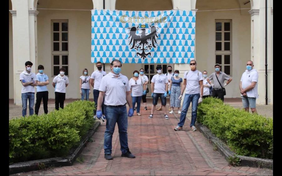 Asti, i volontari di Borghi e Rioni e delle associazioni hanno distribuito le mascherine in città