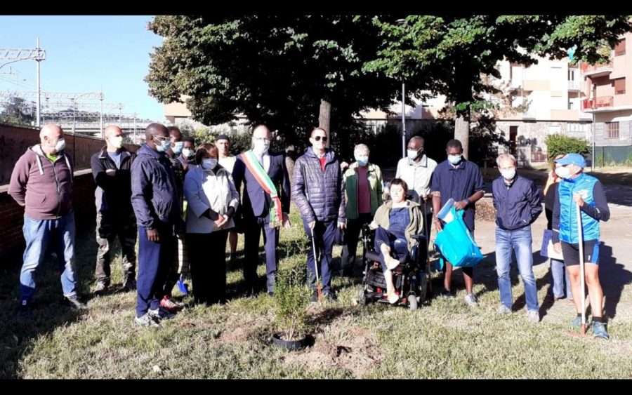 Asti, i volontari dell’Asiap hanno risistemato l’area del giardino di via Omedè