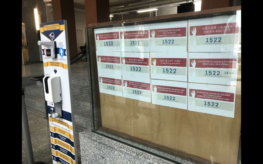 Asti, presso gli uffici comunali esposto il numero antiviolenza