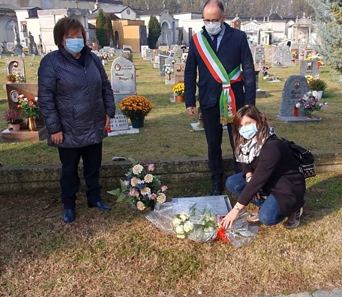 Asti, un mazzo di rose bianche al cimitero per le donne vittime di violenza e le vittime di discriminazioni