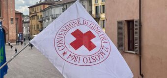 Alba espone la bandiara della Croce rossa per festeggiarne la giornata mondiale